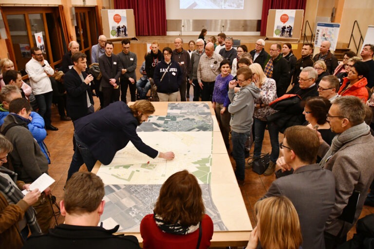 Elsdorf, Neu-Etzweiler, Bürgerhaus, Veranstaltung öffentliche Zukunftswerkstatt "STADT.LAND.ELS. Dorf im Wandel"