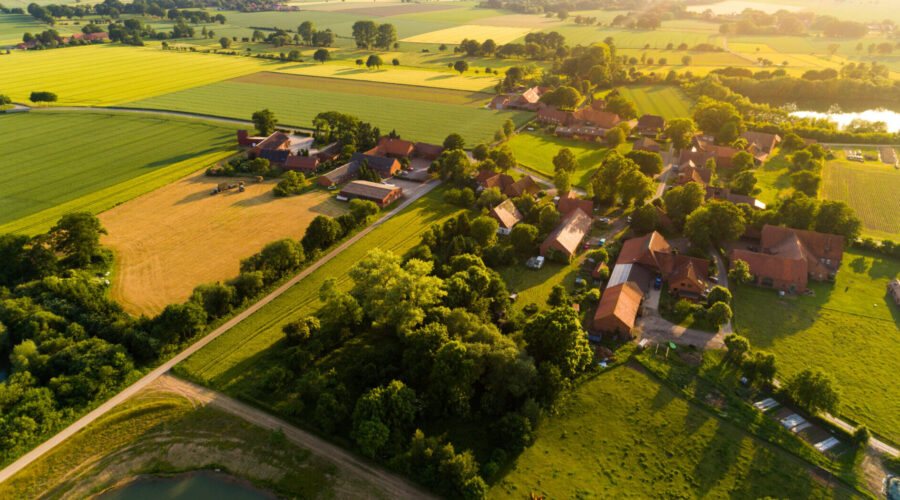 Home_Ortschaft in Deutschland aus der Luft